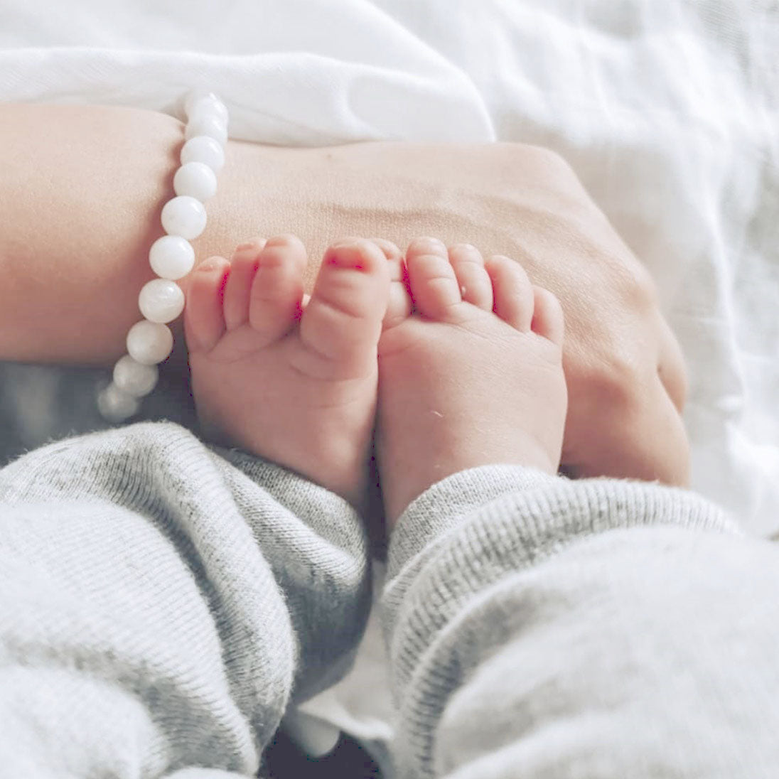 Load video: About Aska Maternity Movement Bracelet